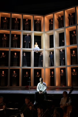 Juanita Lascarro (Iseut, die Blonde; Bildmitte sitzend), unten Rodrigo Porras Garulo (Tristan), Ensemble, Chor der Oper Frankfurt und Frankfurter Opern- und Museumsorchester
