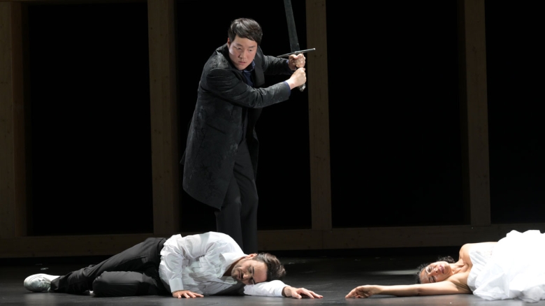 vorne Rodrigo Porras Garulo (Tristan), Juanita Lascarro (Iseut, die Blonde), Kihwan Sim (König Marc)