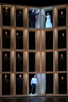 oben Mittte: Kihwan Sim (König Marc), Juanita Lascarro (Iseut, die Blonde), Rodrigo Porras Garulo (Tristan; Mitte unten), Chor der Oper Frankfurt