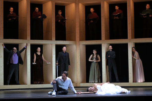 vorne Juanita Lascarro (Iseut, die Blonde), Rodrigo Porras Garulo (Tristan), Ensemble 