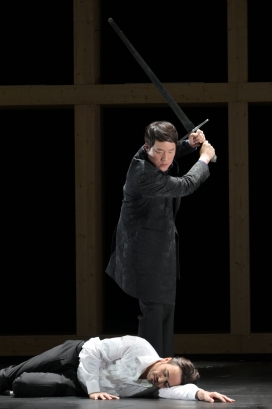 Rodrigo Porras Garulo (Tristan; liegend), Kihwan Sim (König Marc)