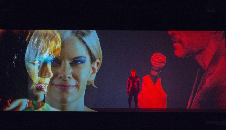 Elizabeth Reiter (Alice), Jeff Hallman (Erzähler)