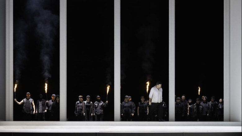 Matteo Lippi (Macduff, in white) & Oper Frankfurt's Chorus