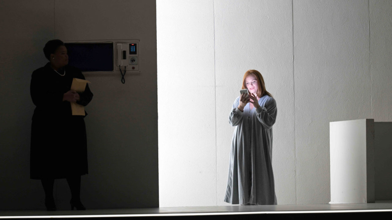 Nombulelo Yende (Kammerfrau der Lady Macbeth), Signe Heiberg (Lady Macbeth) 