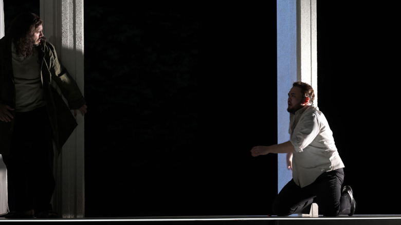 Abraham Bretón (Malcolm), Kudaibergen Abildin (Macduff)