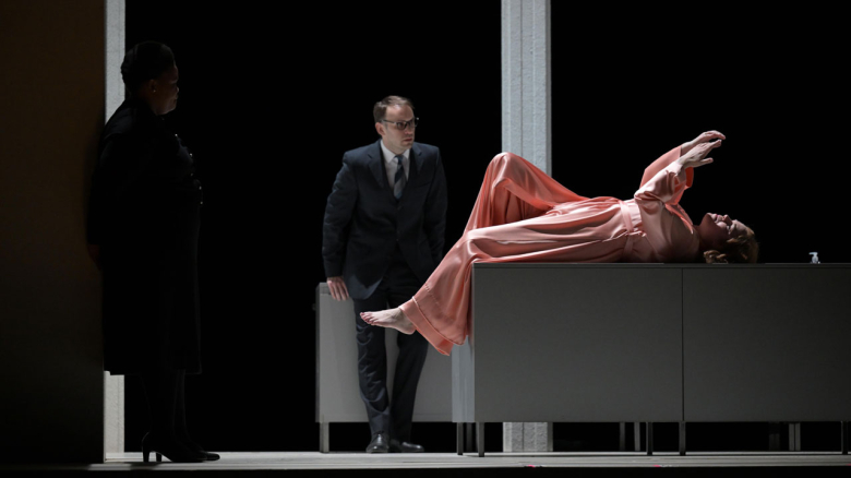 Nombulelo Yende (Kammerfrau der Lady Macbeth), Jarrett Porter (Arzt), Signe Heiberg (Lady Macbeth)