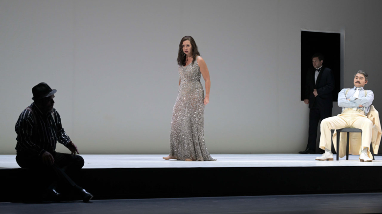 Peter Marsh (Goro, Heiratsvermittler), Anna Princeva (Cio-Cio-San, genannt Butterfly), Domen Križaj (Konsul Sharpless), Taehan Kim (Fürst Yamadori) 