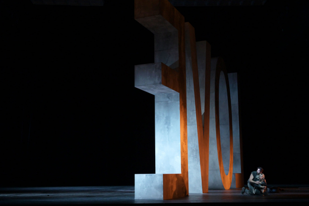 Asmik Grigorian (Manon Lescaut) & Joshua Guerrero (Renato Des Grieux) 