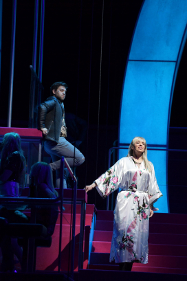 Domen Križaj (Lescaut), Jessica Rose Cambio (Manon Lescaut), Statisterie der Oper Frankfurt