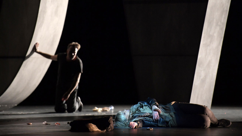 Jessica Rose Cambio (Manon Lescaut; liegend), Martin Muehle (Chevalier Renato Des Grieux)