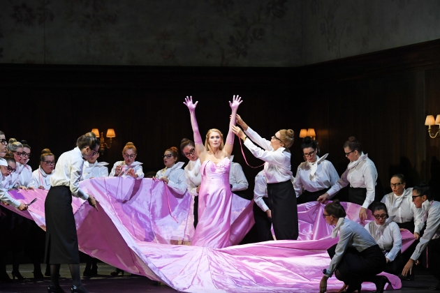 Maria Bengtsson (Harriet/Martha), Chor und Extrachor der Oper Frankfurt
