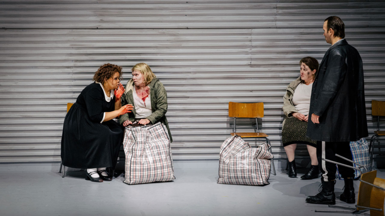 Nombulelo Yende (Maria), Chor der Oper Frankfurt, Jarrett Porter (Orlik; mit dem Rücken zum Betrachter)