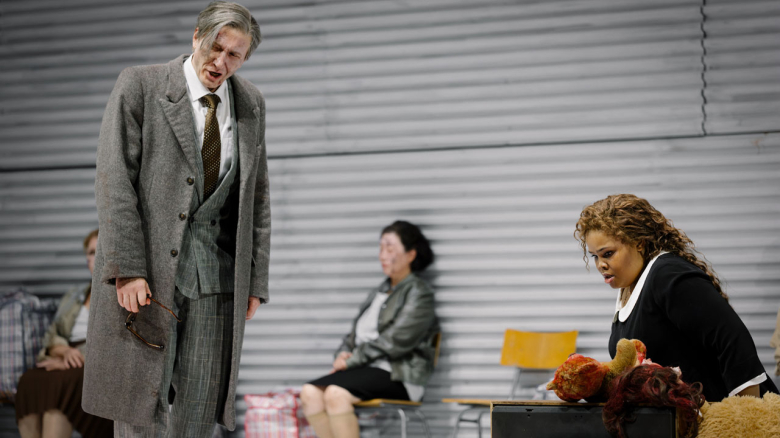 Petr Sokolov (Mazeppa), Nombulelo Yende (Maria), Chor der Oper Frankfurt