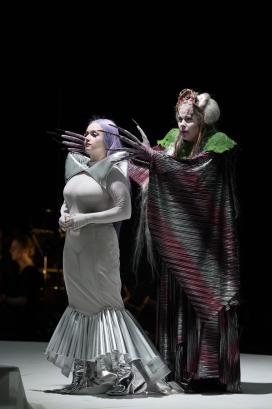 Anna Nekhames (Melusine), Zanda Švēde (Pythia)