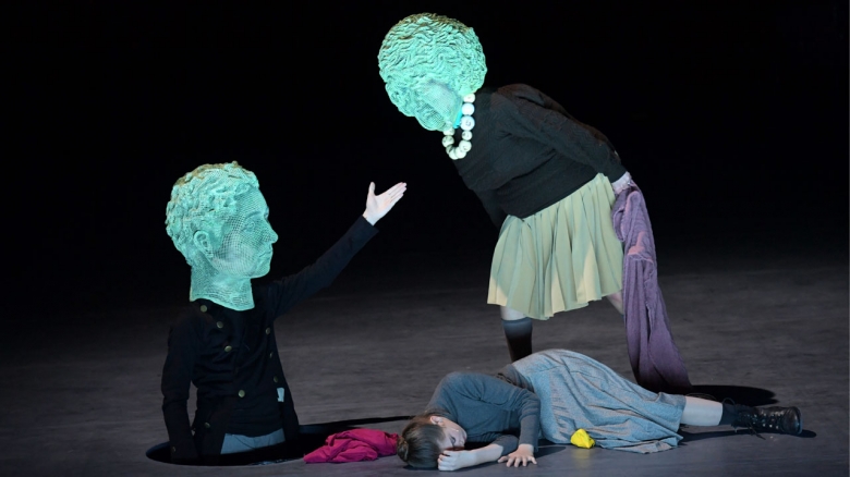 Mit Masken Jago Schlingensiepen (Rey) und Antonia Papenfuhs (Mama), Lena Diekmann (Mina) 