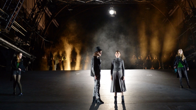 Josephine Oeß (Sirene 1), Jago Schlingensiepen (Rey), Lena Diekmann (Mina), Paulina Geschwandner (Sirene 2), Chor