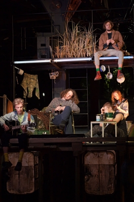  Ole Schwarz (Finn), Tim Zwerger, Moritz Spiess, Alisa Pou Montz (Finns Freunde), oben Jan van Dick (Pascal) 
