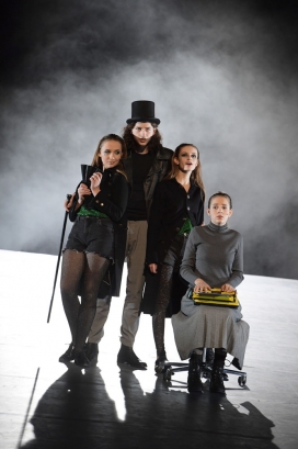 Josephine Oeß (Sirene 1), Jago Schlingensiepen (Rey), Paulina Geschwandner (Sirene 2), Lena Diekmann (Mina)