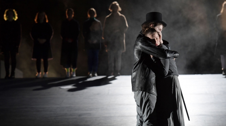 Vorne Jago Schlingensiepen (Rey), Lena Diekmann (Mina), Chor