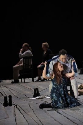 Nino Machaidze (Desdemona), Alfred Kim (Otello); vorne, Iain MacNeil (Jago), Claudia Mahnke (Emilia) im Hintergrund 