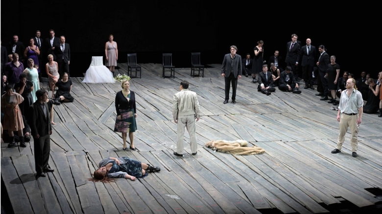 Michael Porter (Cassio), Nino Machaidze (Desdemona; liegend), Claudia Mahnke (Emilia), Alfred Kim (Otello; back view), Jonathan Abernethy (Rodrigo) & Iain MacNeil (Jago)