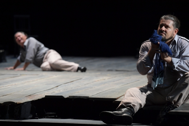 Evez Abdulla (Iago, rechts), Roberto Saccà (Otello; Hintergrund)