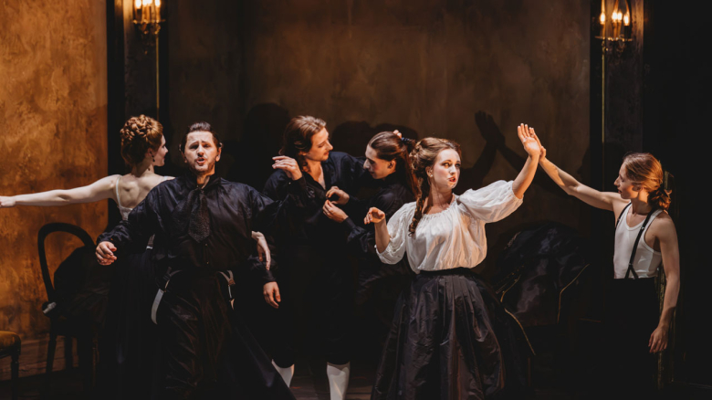 Yuriy Mynenko (Ottone), Jonas Müller (Emireno, in white socks), Monika Buczkowska-Ward (Teofane) & Iurii Iushkevich (Adelberto), with dancers Mirjam Motzke & Guillermo de la Chica