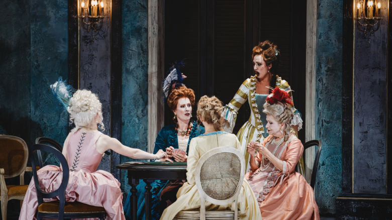Paula Murrihy (Gismonda; in blau), Cecelia Hall (Matilda; stehend), Corinna Schnabel (La Contessa) extra and dancer