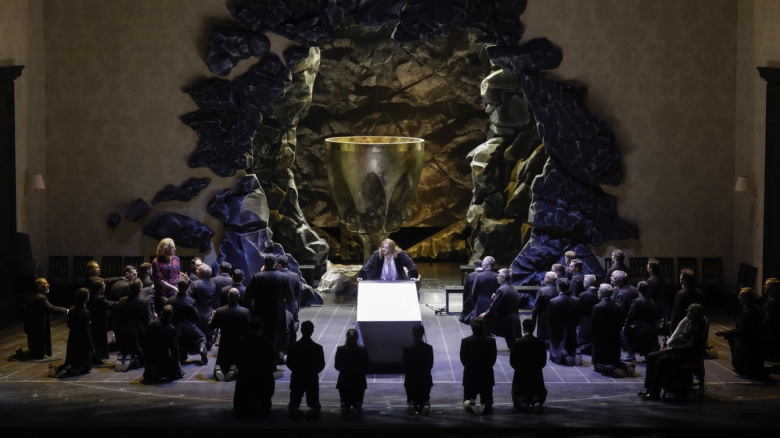 Ian Koziara (Parsifal; links), Nicholas Brownlee (Amfortas; mittig), Ensemble