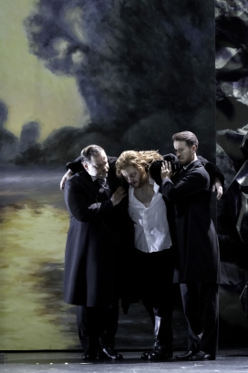 Nicholas Brownlee (Amfortas; in der Mitte), Ensemble