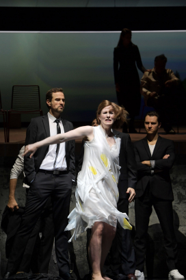 Sebastian Geyer (Eurymaque) Paula Murrihy (Pénélope) & Danylo Matviienko (Pisandre)