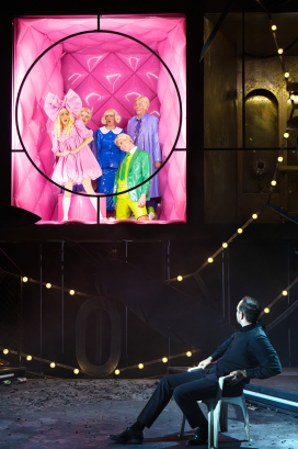 Danae Kontora (Pretty Polly), Sven Hjörleifsson (Lawyer), Cecelia Hall (Judy), Jarrett Porter (Punch), Alfred Reiter (Doctor), Liviu Holender (Choregos; im Vordergrund)