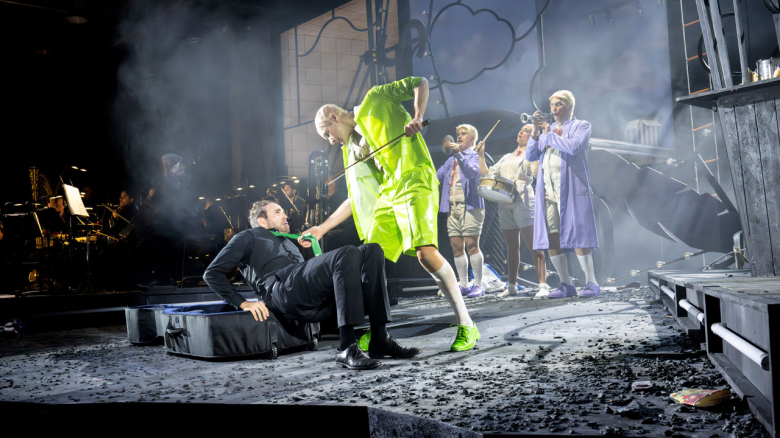 Liviu Holender (Choregos), Jarrett Porter (Punch); im Hintergrund: Sven Hjörleifsson (Lawyer), Cecelia Hall (Judy), Alfred Reiter (Doctor)