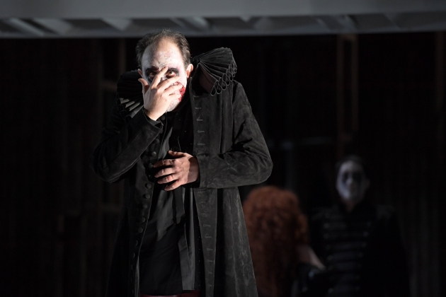 Franco Vassallo (Rigoletto),  im Hintergrund Maria Pantiukhova (Maddalena), Kihwan Sim (Sparafucile)