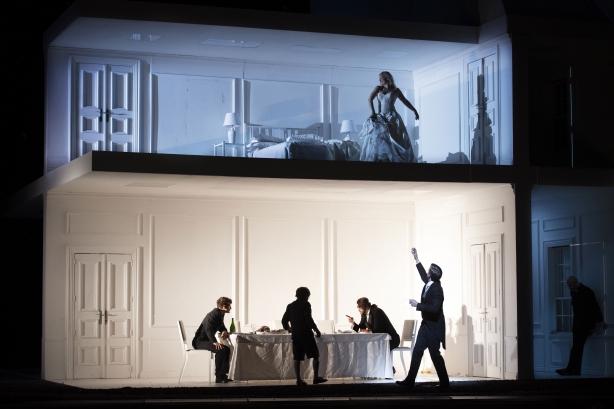 Jakub Józef Orliński (Unulfo), Fabián Augusto Gómez Bohórquez (Flavio), Božidar Smiljanić (Garibaldo), Martin Mitterrutzner (Grimoaldo), Statist der Oper Frankfurt (Wache), Lucy Crowe (Rodelinda, oben)