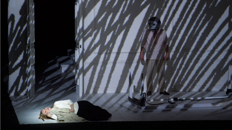 Lucy Crowe (Rodelinda; auf dem Boden liegend), Maskenfigur (Tänzer) 