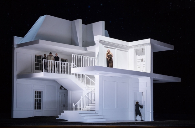 Fabián Augusto Gómez Bohórquez (Flavio, unten) sowie oben Andreas Scholl (Bertarido; in hellem Anzug) mit zwei Statisten der Oper Frankfurt (Wachen), Lucy Crowe (Rodelinda)
