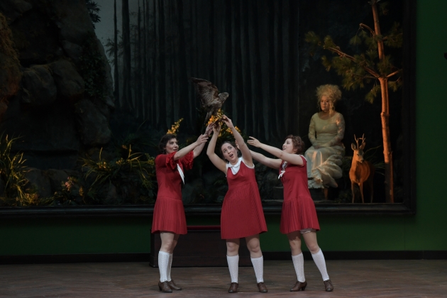Florina Ilie (1. Waldelfe), Julia Moorman (2. Waldelfe), Kelsey Lauritano (3. Waldelfe) 