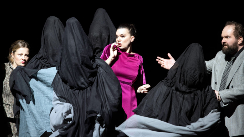 Claudia Mahnke (Herodias), Ambur Braid (Salome) &  AJ Glueckert (Herodes) with the Jews 