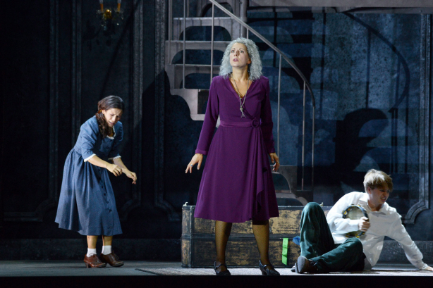 Gloria Rehm (Monica), Dshamilja Kaiser (Madame Flora), Marek Löcker (Toby)