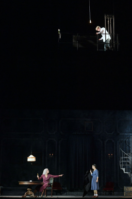 Dshamilja Kaiser (Madame Flora; sitzend), Gloria Rehm (Monica; stehend), Marek Löcker (Toby; oben)