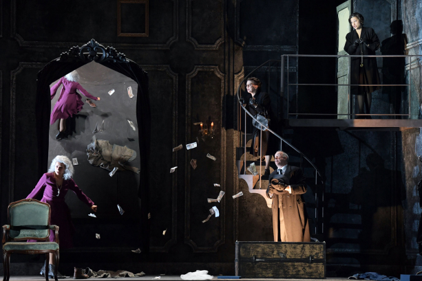  Dshamilja Kaiser (Madame Flora; links), Simon Neal (Mr. Gobineau), Barbara Zechmeister (Mrs. Gobineau), Kelsey Lauritano (Mrs. Nolan)