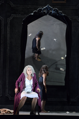 Dshamilja Kaiser (Madame Flora; sitzend), Gloria Rehm (Monica; stehend)