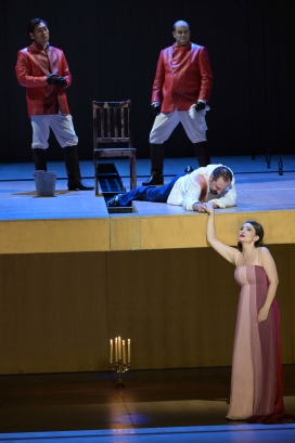 Pete Thanapat (Sciarrone), Theo Lebow (Spoletta), Stefano La Colla (Mario Cavaradossi; liegend), Bianca Margeǎn (Floria Tosca; stehend)