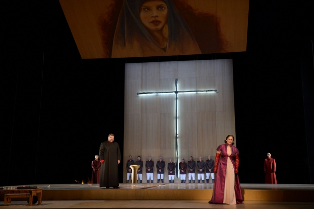 vorne Dimitri Platanias (Baron Scarpia), Keri Alkema (Floria Tosca), Barnaby Rea (Sciarrone; links), Statisterie der Oper Frankfurt, Michael McCown (Spoletta; rechts)
