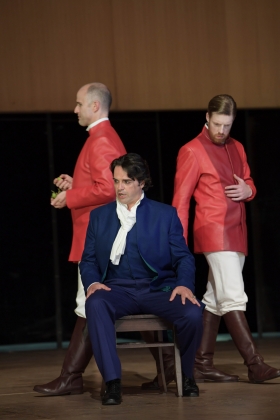 Michael McCown (Spoletta), Leonardo Caimi (Mario Cavaradossi; sitzend), Barnaby Rea (Sciarrone)