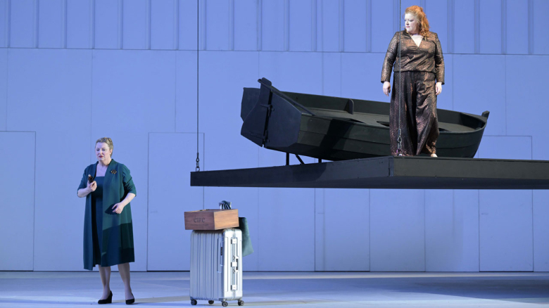 Claudia Mahnke (Brangäne) und Miina-Liisa Värelä (Isolde)