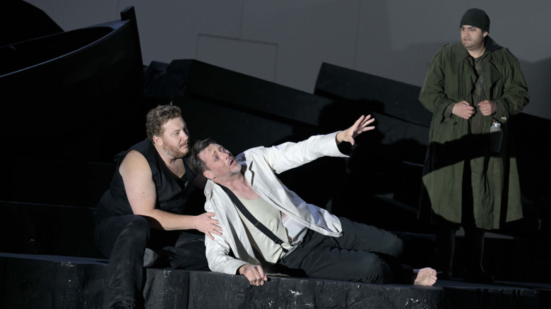 Nicholas Brownlee (Kurwenal), Marco Jentzsch (Tristan), Theo Lebow (Ein Hirte