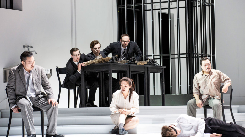 Inho Jeong (Timur), Guanqun Yu (Liù), Alfred Kim (Calaf), Ensemble, hinten: Michael Porter (Pong), Magnus Dietrich (Pang),  Liviu Holender (Ping) 