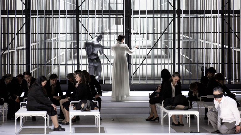 Elza van den Heever (Turandot; Mitte), Alfred Kim (Calaf; rechts, mit verbunden Augen), Ensemble